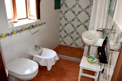 Deluxe Double Room with Balcony image 4