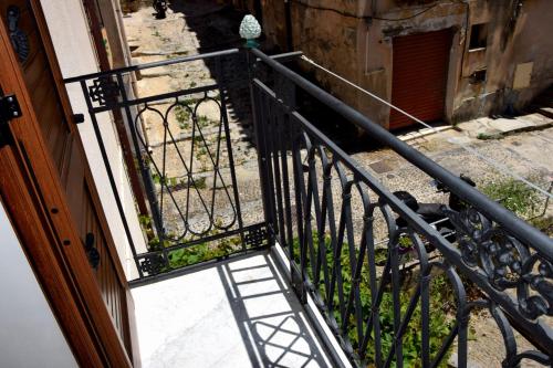 Deluxe Double Room with Balcony image 5