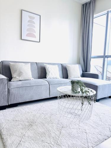 Stunning one bedroom apartment with Dubai Marina view, Close to Beach and Tram, Дубай (фото 3)