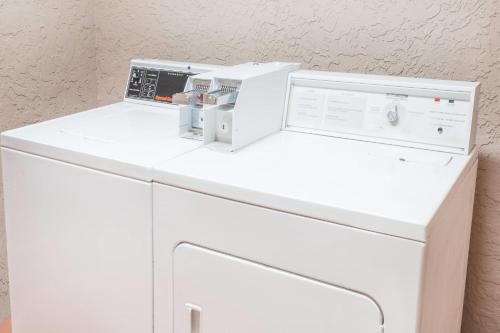 Days Inn by Wyndham Portland/Corpus Christi - image 3