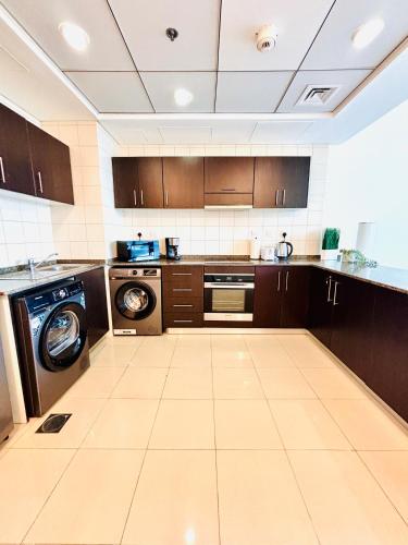 Stunning one bedroom apartment with Dubai Marina view, Close to Beach and Tram, Дубай (фото 5)