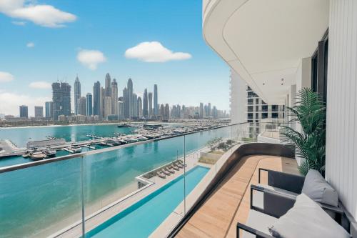 Luxury 2BR Retreat Gorgeous Beach & Skyline Views, Dubaj