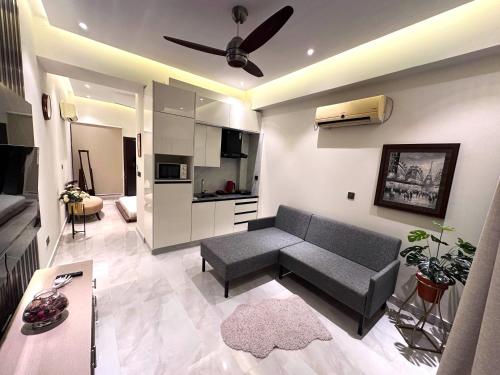 ห้องส่วนกลางสำหรับนั่งเล่น/ดูทีวี, Modern Suite Dubai Standard DHA Islamabad in ดีเอชเอ เฟส 2