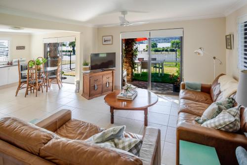 By the Lake - Lake Macquarie in Port Stephens
