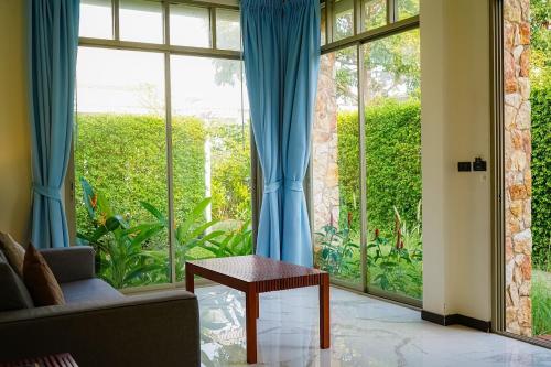 เดอ เจ้าจอม หัวหิน (De Chaochom Hua Hin) near หมูบ้าน ช้าง