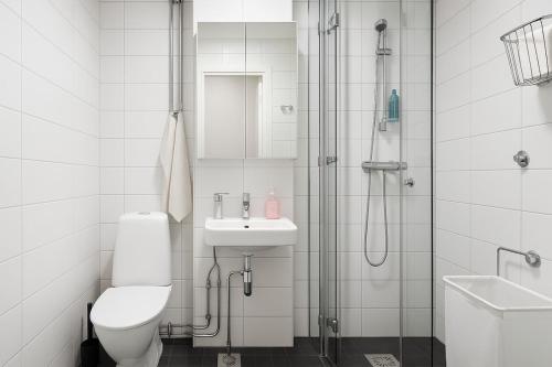 Shower, Bright Studio in Heart of Helsinki near SEA LIFE Helsinki