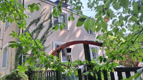 Зовнішній вигляд готелю, Apartament w ogrodzie in Підкова Лесна