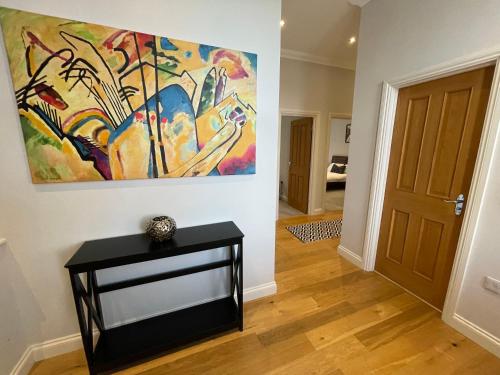 Travaal.©Om - 2 Bed Serviced Apartment Farnborough