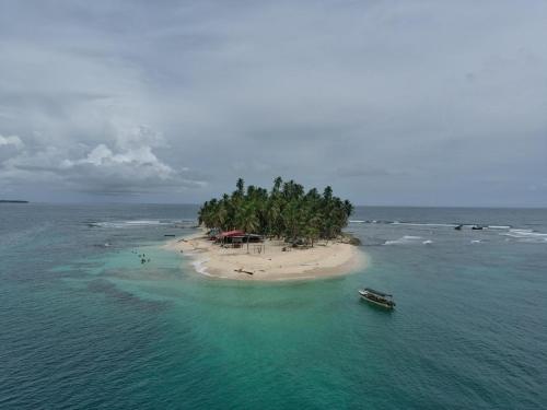 Islas de Guna Yala Camping frente al mar in 埃波班尼