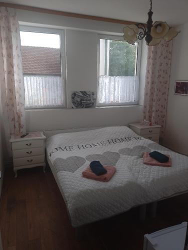 2 twin beds