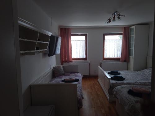 1 queen bed, 3 twin beds