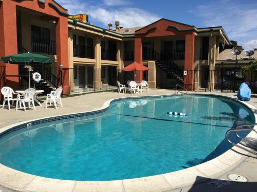 สระว่ายน้ำ, ซูเปอร์ 8 บาย วินด์แฮม ซาลินาส (Super 8 By Wyndham Salinas) in ซาลินาส (CA)