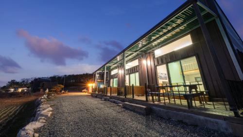 숙소 외관, 경주 자연 펜션 (Gyeongju Jayeon Pension) in 천북면