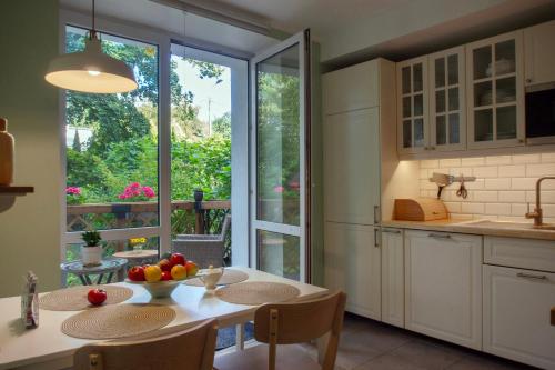 кухня, Apartament w ogrodzie in Підкова Лесна