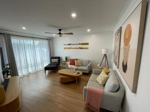 Tide 'n' Seek: Family Beach House with Games Room – khách sạn tại Vincentia