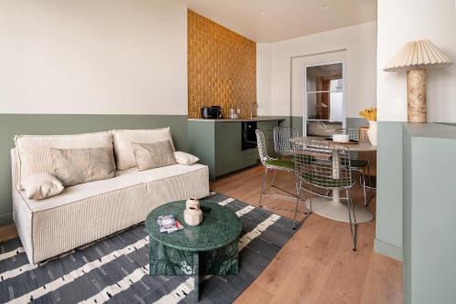 Loft design and cosy, Montparnasse, Париж