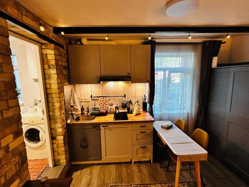 Romantic Hideaway Studio next to Agenskalns Market & free parking, Riga