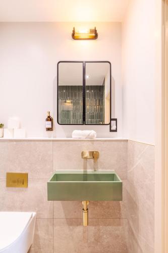 Penthouse: Peaceful 2 Bed Fulham Kensington - image 10
