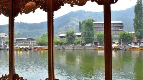 T luxury Heritage houseboat – khách sạn tại Dal Lake