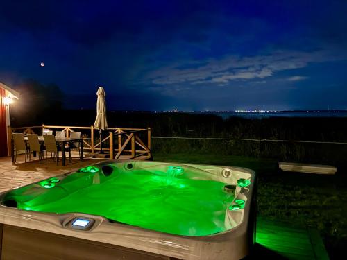 Solvik Lakehouse & Outdoor Spa in Vreta Kloster