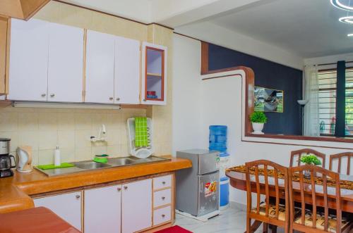Bright Diani Studio with King Bed, 2min to Beach in Mombasa