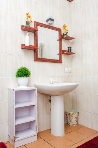 Bathroom, Bright Diani Studio with King Bed, 2min to Beach in Mombasa