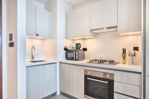 STAY BY LATINEM Luxury 1BR Holiday Home CB 0919 Near Burj Khalifa, Дубай (фото 8)