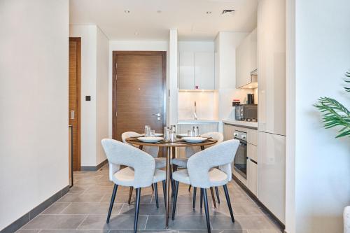 STAY BY LATINEM Luxury 1BR Holiday Home CB 0919 Near Burj Khalifa, Дубай (фото 6)