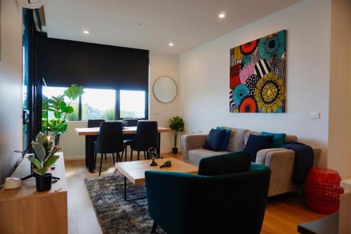 Simply Luxe - 2BR 2Bath Stay in Ivanhoe