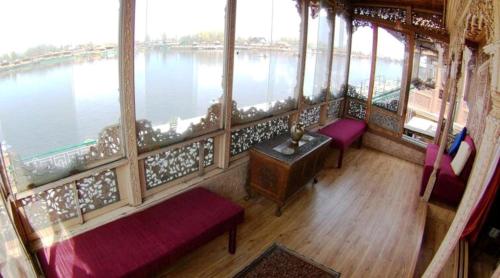 T luxury Heritage houseboat photo 4