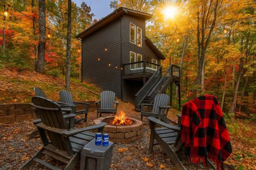 DOLLYWOOD! FALL SALE! Smoky Mtns Gatlinburg EV Chgr Firepit Hot Tub 2 king stes
