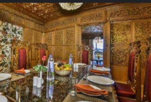 T luxury Heritage houseboat - image 5