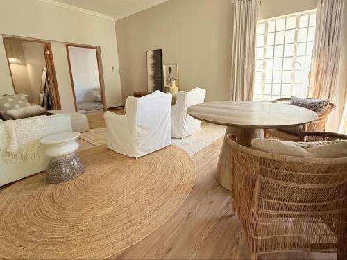 Fasiliti, Whispering Thorns Off-Site Apartment in White River AH Ext 1