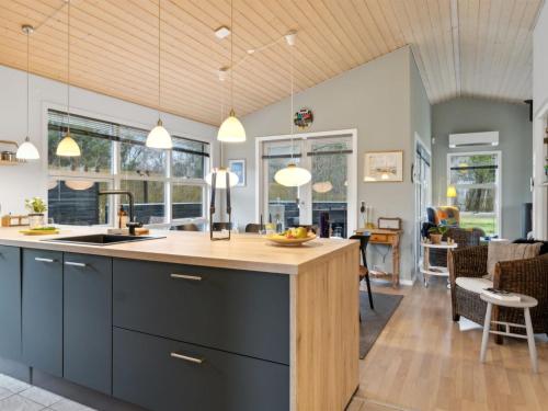 Holiday Home Fritse - 1-9km from the sea by Interhome in 哈爾斯