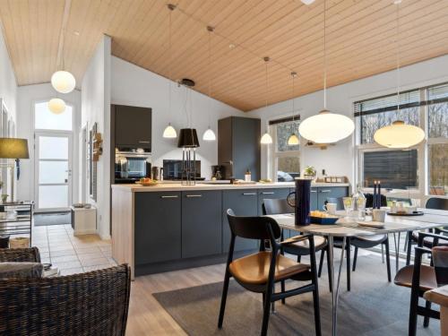 Holiday Home Fritse - 1-9km from the sea by Interhome in 哈爾斯