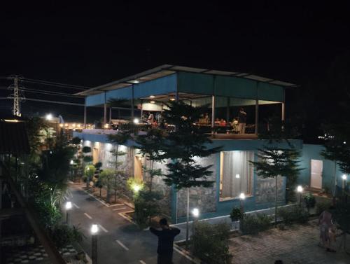 Longdrive Restaurant Hotel & Resort in นินดัด