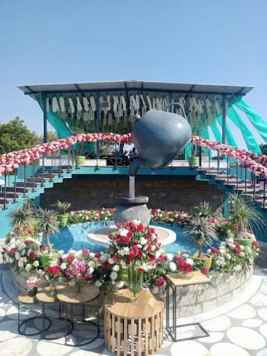 Longdrive Restaurant Hotel & Resort in นินดัด