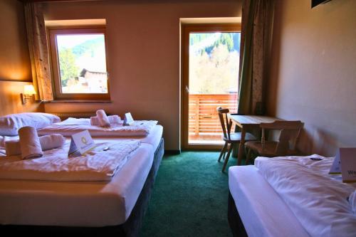 3 twin beds
