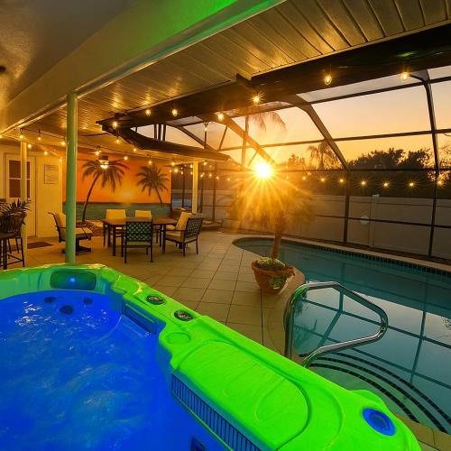 FALL SALE!!! BOOK TODAY! FREE HEATED POOL! EV Chger Firepit 3 King Rooms and Kid Rm plus Games