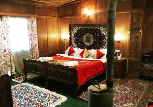T luxury Heritage houseboat photo 2