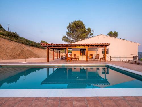 Casa Clarita hasta 21 personas, piscina a 40 min de Madrid y aeropuerto