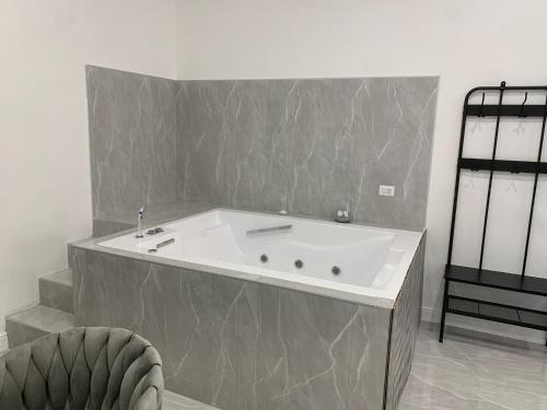 Джакузі, miris apartment fast comfortable naples airport capodichino 25 minutes walk self check-in in Airport