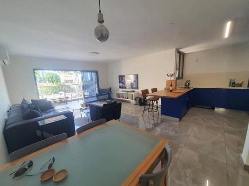 Renovated central 3 bedroom apt with great terrace and Bomb Shelter in Ramat Gan