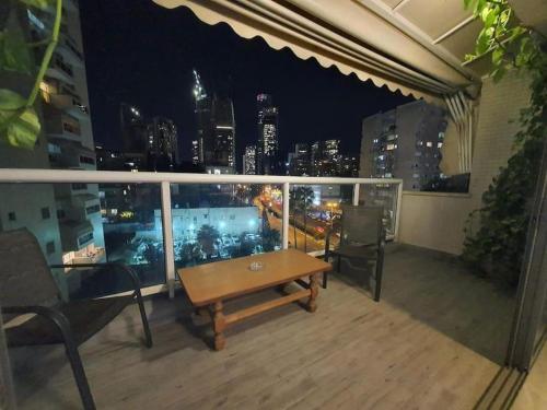 Erkély/terasz, Renovated central 3 bedroom apt with great terrace and Bomb Shelter in Ramat Gan