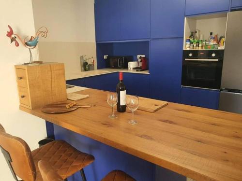 Konyha, Renovated central 3 bedroom apt with great terrace and Bomb Shelter in Ramat Gan