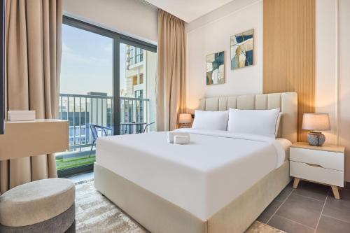 STAY BY LATINEM Luxury 1BR Holiday Home CB 0902 Near Burj Khalifa, Дубай (фото 9)