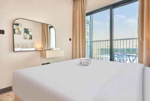 STAY BY LATINEM Luxury 1BR Holiday Home CB 0902 Near Burj Khalifa, Дубай (фото 10)