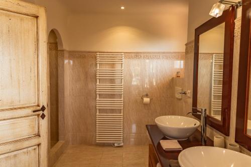 Superbe villa avec piscine chauffée et vue mer à Palombaggia - image 11