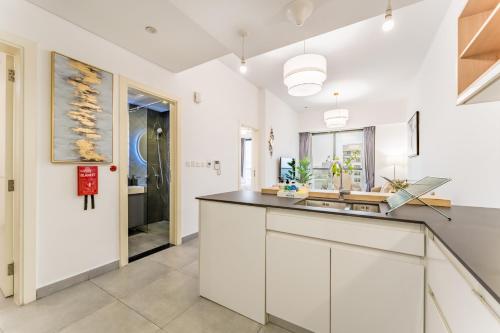 Near Circle Mall And Parks, Easy Access to Al Khail Road And Close to RTA Bus Stop, Lucky Residences, JVC by Deluxe Holiday Homes, Dubaj (fotografie 7)