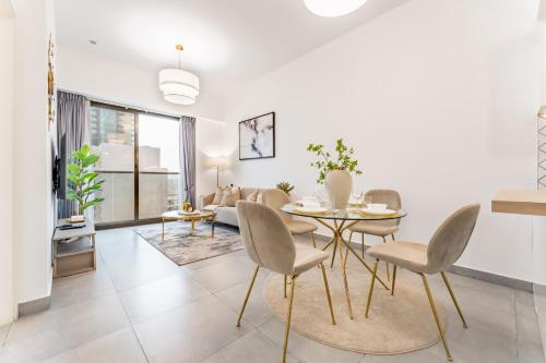 Near Circle Mall And Parks, Easy Access to Al Khail Road And Close to RTA Bus Stop, Lucky Residences, JVC by Deluxe Holiday Homes, Dubaj (fotografie 4)